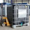 cuve-1000-litres-noire-nettoye-palette-acier-plastique-sur-transpalette.webp