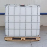 cuve-1000-litres-non-nettoye-palette-bois-detail-vue-de-cote.webp