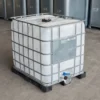 cuve-1000L-litres-nettoye-palette-plastique-detail-vue-de-devant-et-cote-chez-grossiste-cuve-plastique-1000L.webp