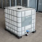 cuve-1000L-litres-nettoye-palette-plastique-detail-vue-de-devant-et-cote-chez-grossiste-cuve-plastique-1000L.webp