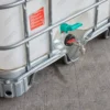 cuve-ibc-blanc-1000L-nettoye-palette-acier-plastique-detail-drain-avec-adaptateur-et-robinet.webp