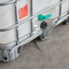 cuve-ibc-blanc-1000L-nettoye-palette-acier-plastique-detail-drain-standard.webp