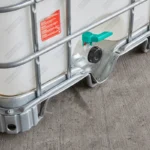 cuve-ibc-blanc-1000L-nettoye-palette-acier-plastique-detail-drain-standard.webp