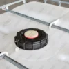 cuve-ibc-blanc-1000L-nettoye-palette-acier-plastique-detail-ouverture-de-remplissage.webp