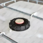 cuve-ibc-blanc-1000L-nettoye-palette-acier-plastique-detail-ouverture-de-remplissage.webp