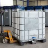 cuve-ibc-blanc-1000L-nettoye-palette-acier-plastique-sur-transpalette.webp