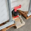 cuve-ibc-blanc-1000L-nettoye-palette-bois-detail-drain-avec-adaptateur-et-robinet.webp