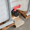 cuve-ibc-blanc-1000L-nettoye-palette-bois-detail-drain-standard.webp