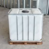 cuve-ibc-blanc-1000L-nettoye-palette-bois-detail-vue-de-cote.webp