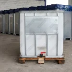cuve-ibc-blanc-1000L-nettoye-palette-bois-detail-vue-de-devant.webp