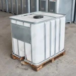 cuve-ibc-blanc-1000L-nettoye-palette-bois-detail-vue-de-devant-dessus-et-cote.webp
