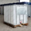 cuve-ibc-blanc-1000L-nettoye-palette-bois-detail-vue-de-devant-et-cote.webp