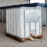 cuve-ibc-blanc-1000L-nettoye-palette-bois-detail-vue-de-devant-et-cote.webp