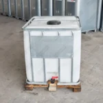 cuve-ibc-blanc-1000L-nettoye-palette-bois-detail-vue-de-devant-et-dessus.webp