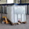 cuve-ibc-blanc-1000L-nettoye-palette-bois-sur-transpalette.webp