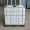 cuve-ibc-blanc-1000L-nettoye-palette-plastique-detail-vue-de-cote.webp