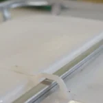 cuve-ibc-blanc-1000L-non-nettoye-palette-bois-detail-faisceau-de-support.webp