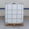 cuve-ibc-blanc-1000L-non-nettoye-palette-bois-detail-vue-de-devant.webp