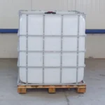 cuve-ibc-blanc-1000L-non-nettoye-palette-bois-detail-vue-de-devant.webp