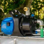 cuve-ibc-blanc-avec-pompe-220V-1000L-nettoye-palette-acier-plastique-vue-de-cote-devant-pompe-sans-tuyau-sortant.webp