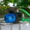 cuve-ibc-blanc-avec-pompe-220V-1000L-nettoye-palette-acier-plastique-vue-de-cote-pompe.webp