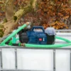 cuve-ibc-blanc-pompe-sur-batterie-1000L-nettoye-palette-acier-plastique-vue-de-devant-avec-tuyau.webp
