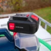 cuve-ibc-blanc-pompe-sur-batterie-1000L-nettoye-palette-acier-plastique-vue-de-devant-batterie.webp