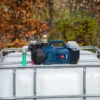 cuve-ibc-blanc-pompe-sur-batterie-1000L-nettoye-palette-acier-plastique-vue-de-devant-sans-tuyau.webp
