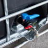 cuve-ibc-noir-1000L-nettoye-palette-acier-plastique-detail-drain-avec-adaptateur-et-robinet.webp