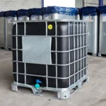 cuve-ibc-noir-1000L-nettoye-palette-acier-plastique-detail-vue-de-devant-et-cote-droite.webp