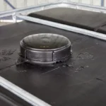 cuve-ibc-noir-1000L-remis-a-neuf-palette-acier-plastique-detail-ouverture-de-remplissage.webp