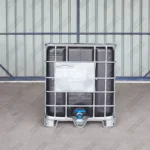 cuve-ibc-noir-1000L-remis-a-neuf-palette-acier-plastique-detail-vue-de-devant.webp