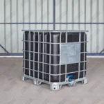 cuve-ibc-noir-1000L-remis-a-neuf-palette-acier-plastique-detail-vue-de-devant-et-cote.webp