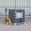 cuve-ibc-noir-1000L-remis-a-neuf-palette-acier-plastique-sur-transpalette.webp
