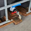 cuve-ibc-noir-1000L-remis-a-neuf-palette-bois-detail-drain-avec-adaptateur-et-robinet.webp