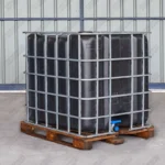 cuve-ibc-noir-1000L-remis-a-neuf-palette-bois-detail-vue-de-devant-et-cote.webp