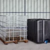 cuve-ibc-noir-1000L-remis-a-neuf-palette-bois-exterieur-cage.webp