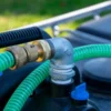 cuve-ibc-noir-avec-pompe-220V-1000L-renouvele-palette-acier-plastique-close-up-uitgaande-tule-met-slang-1.webp