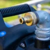 cuve-ibc-noir-avec-pompe-220V-1000L-renouvele-palette-acier-plastique-close-up-uitgaande-tule-zonder-slang-1.webp