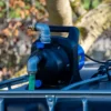 cuve-ibc-noir-avec-pompe-220V-1000L-renouvele-palette-acier-plastique-close-up-zijaanzicht-zonder-uitgaande-slang.webp