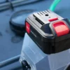 cuve-ibc-noir-avec-pompe-sur-batterie-1000L-renouvele-palette-acier-plastique-close-up-batterie-1.webp