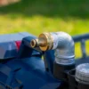 cuve-ibc-noir-avec-pompe-sur-batterie-1000L-renouvele-palette-acier-plastique-close-up-tulle-sortant-sans-tuyau.webp
