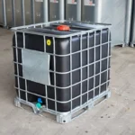 cuve-ibc-noire-1000L-nettoye-palette-acier-plastique-detail-vue-de-devant-dessus-et-cote.webp