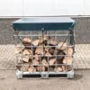 Cuve 1000 litres transformée en stockage bois de chauffage, remplie de bûches et protégée par un couvercle étanche