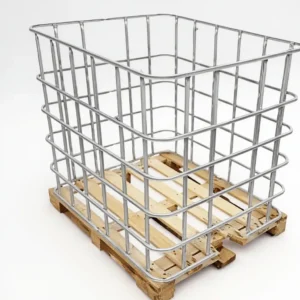 Structure métallique d’une cuve IBC 1000l sur palette en bois, utilisée pour stocker le bois de chauffage