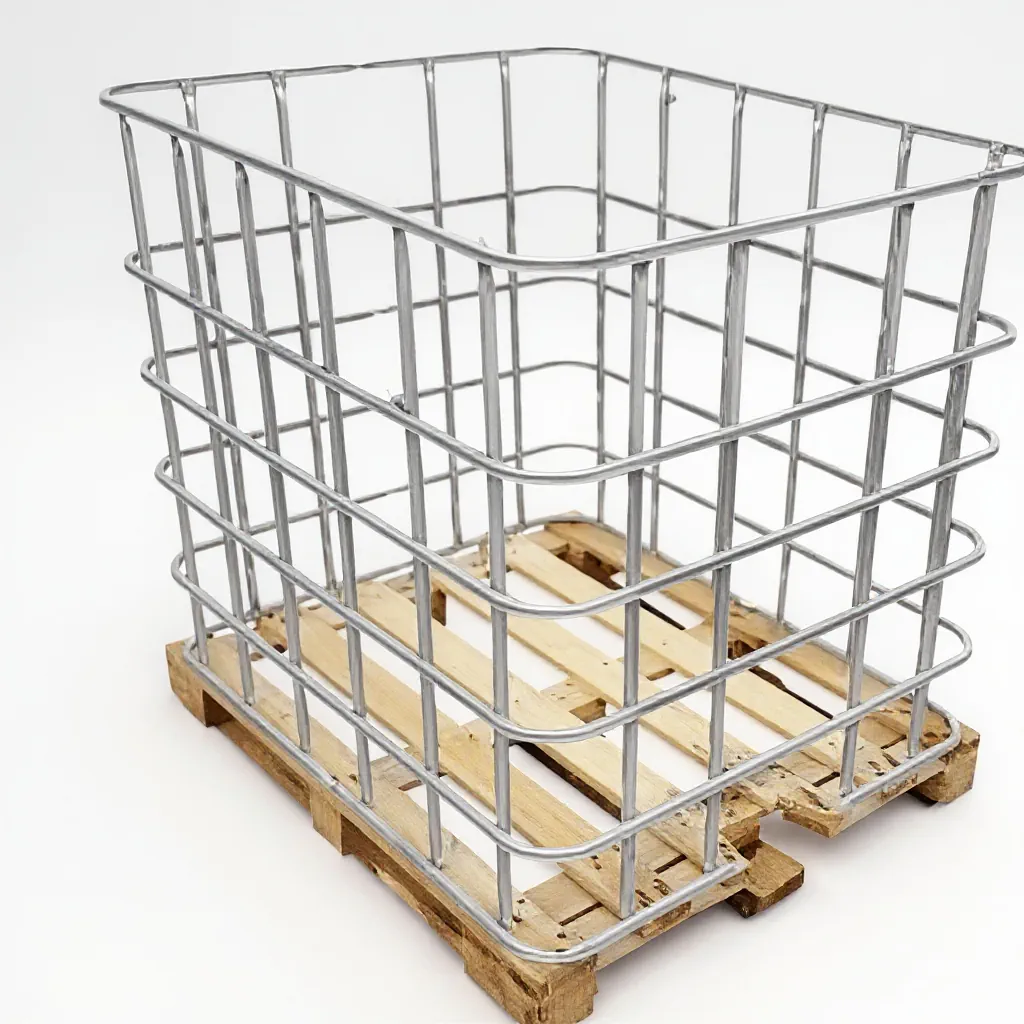 Structure métallique d’une cuve IBC 1000l sur palette en bois, utilisée pour stocker le bois de chauffage, stockage bois de chauffage