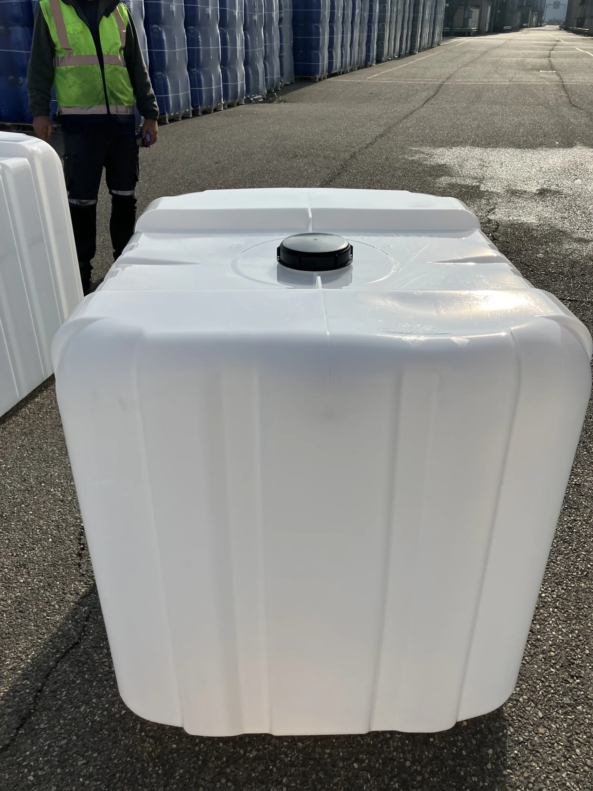 cuve-ibc-1000-litres-blanc-palette-acier-ou-plastique-renouvele - detacher cuve-ibc-1000-litres-blanc-palette-acier-ou-plastique-renouvele - detacher