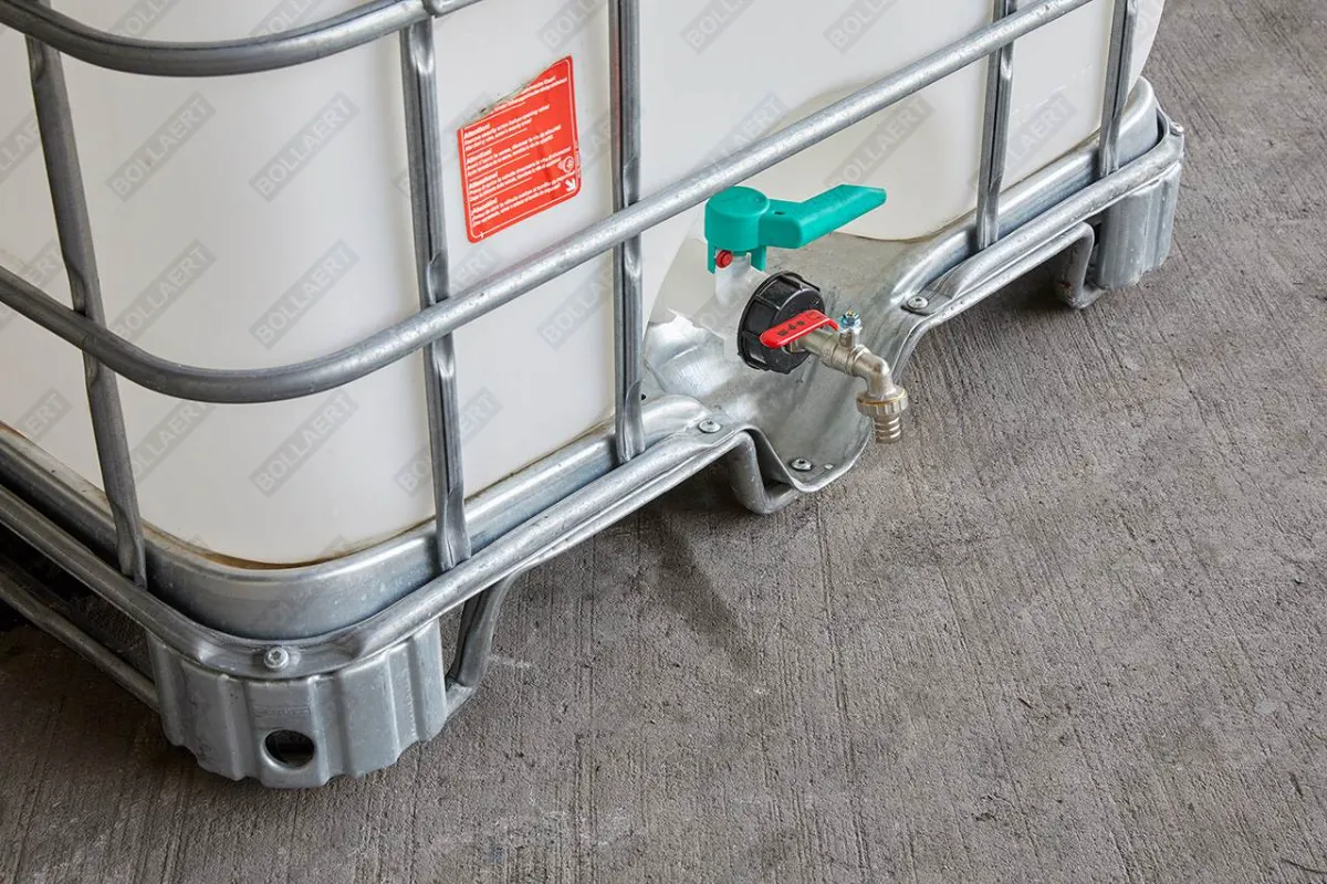cuve-ibc-1000-litres-blanc-palette-acier-ou-plastique-renouvele-detail-palette-acier-vidange-avec-adaptateur-et-robinet-de-service-1 cuve-ibc-1000-litres-blanc-palette-acier-ou-plastique-renouvele-detail-palette-acier-vidange-avec-adaptateur-et-robinet-de-service-1