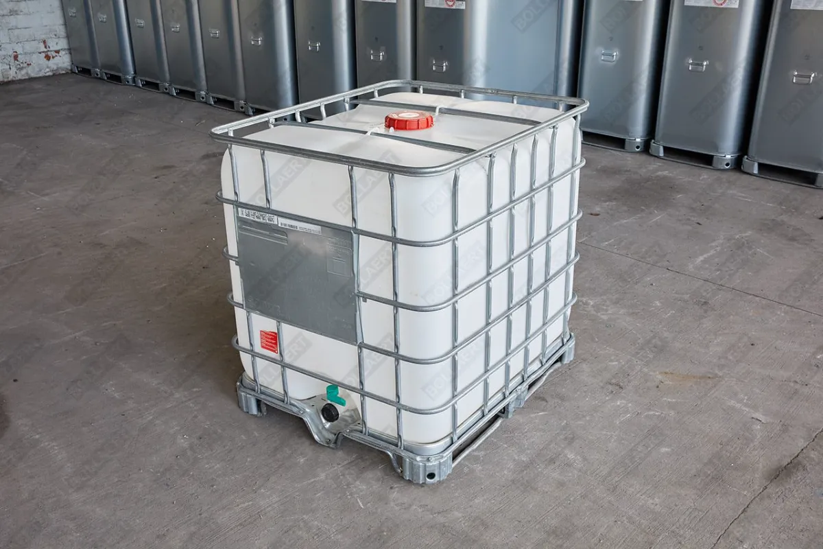 cuve-ibc-1000-litres-blanc-palette-acier-ou-plastique-renouvele-detail-palette-acier-vue-avant-et-laterale cuve-ibc-1000-litres-blanc-palette-acier-ou-plastique-renouvele-detail-palette-acier-vue-avant-et-laterale