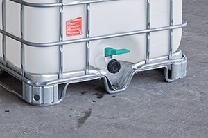 cuve-ibc-1000-litres-blanc-palette-acier-ou-plastique-renouvele-palette-metallique-1